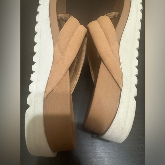 So cute! Roxy platform flip flops. Tan and white. Size 11 - Picture 2 of 3